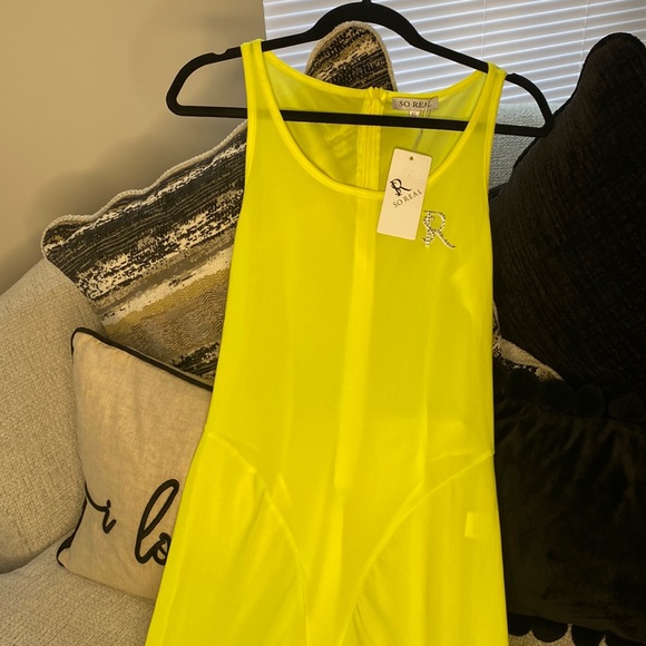 So real shear outfit set size xl and color is yellow. - Picture 1 of 4